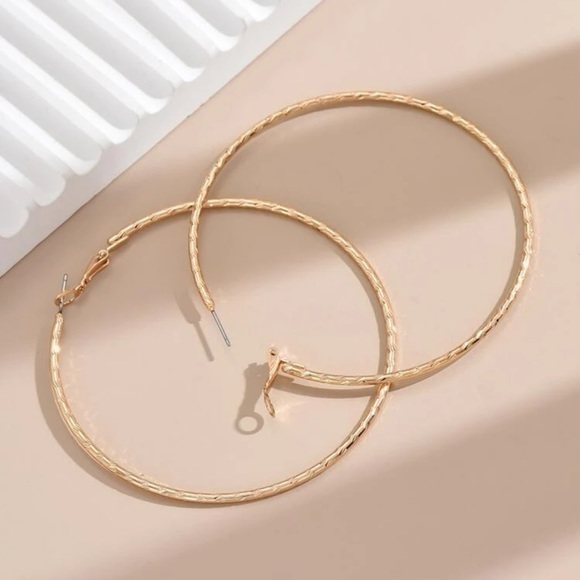 Minimalist Hoop Earrings Golden - Picture 4 of 6